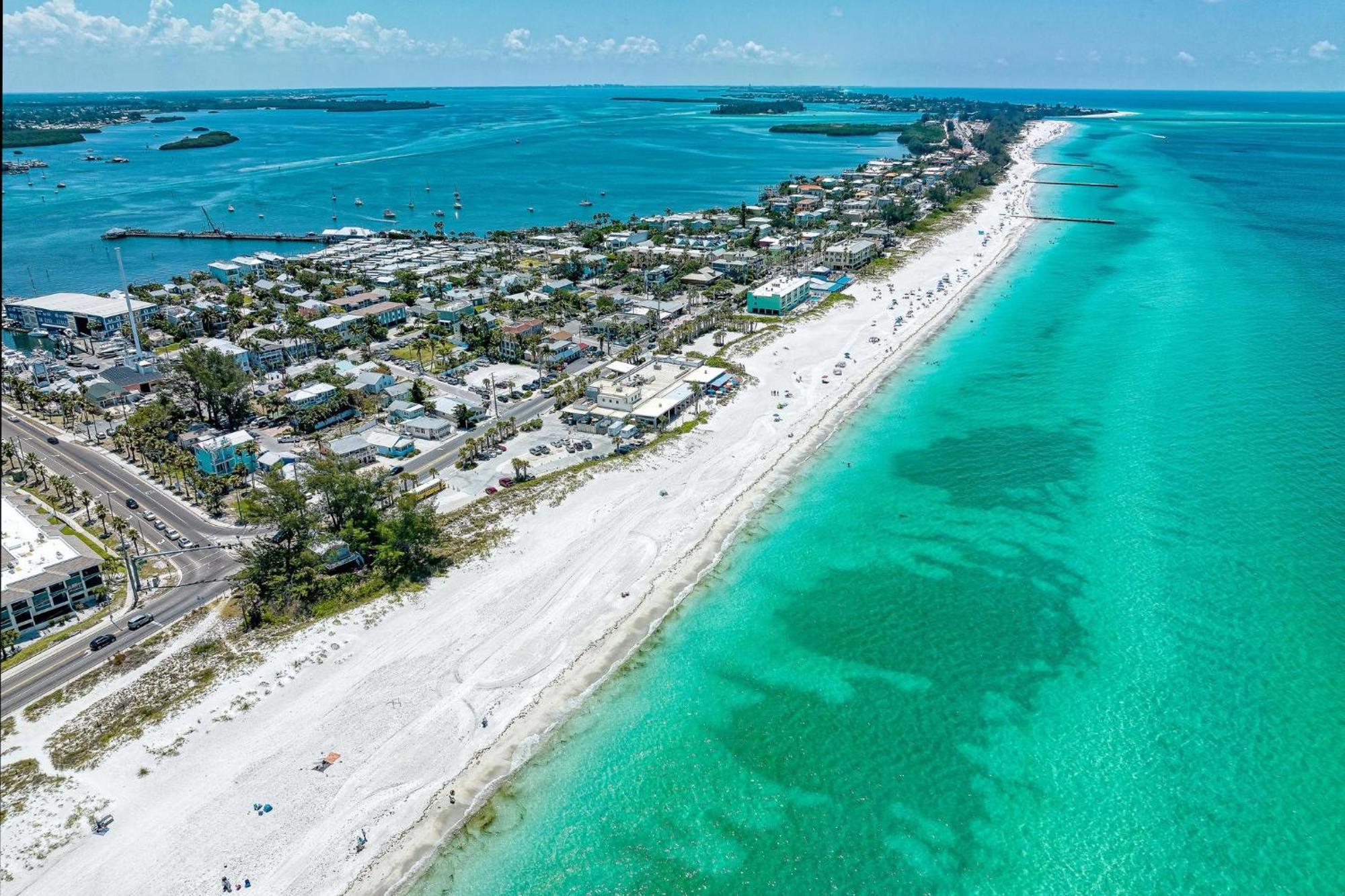 Anna Maria Island Runaway Tropical Dream-One Minute Walk To The Beach-Heated Pool Bradenton Beach Exterior photo