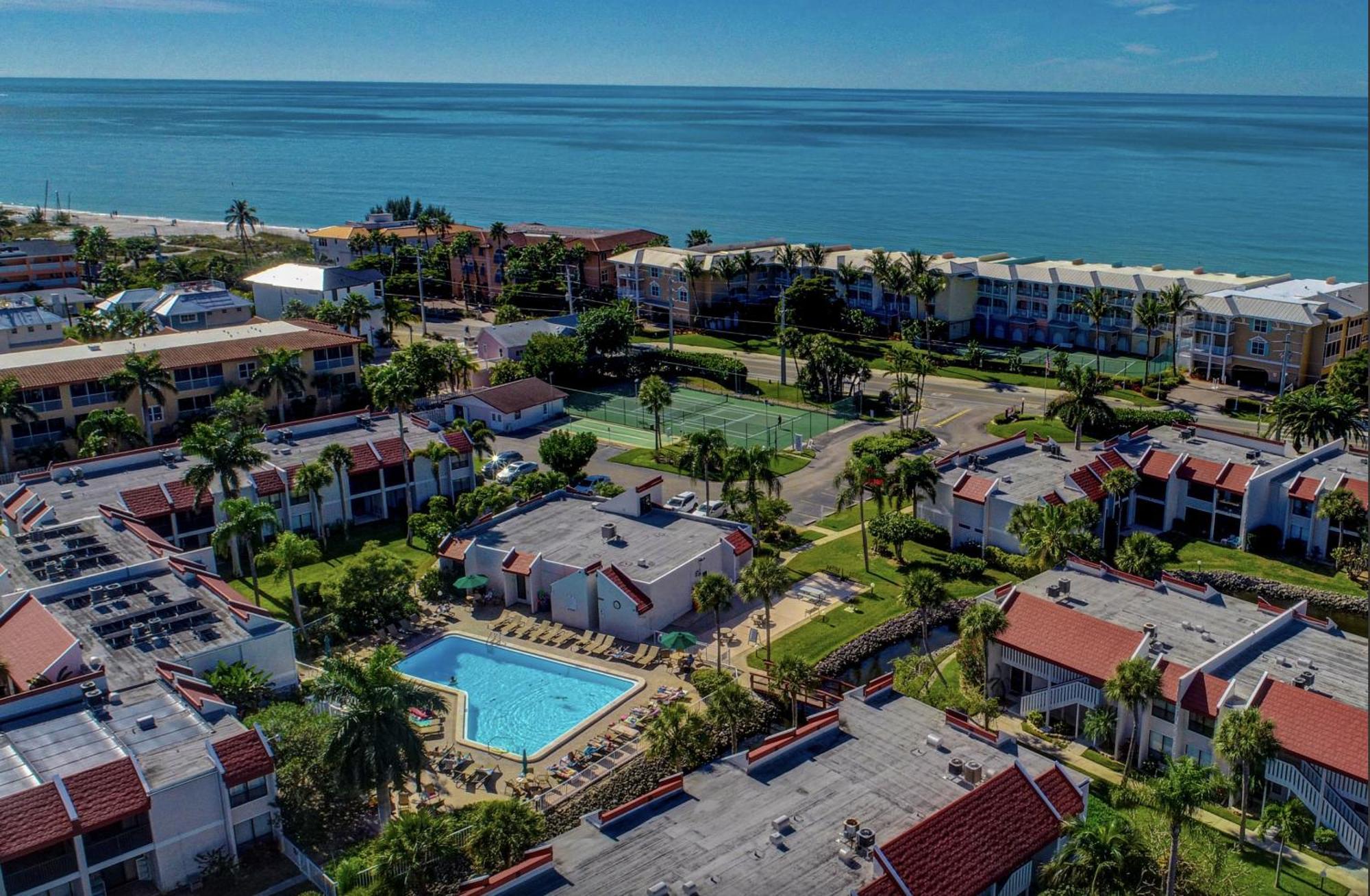 Anna Maria Island Runaway Tropical Dream-One Minute Walk To The Beach-Heated Pool Bradenton Beach Exterior photo