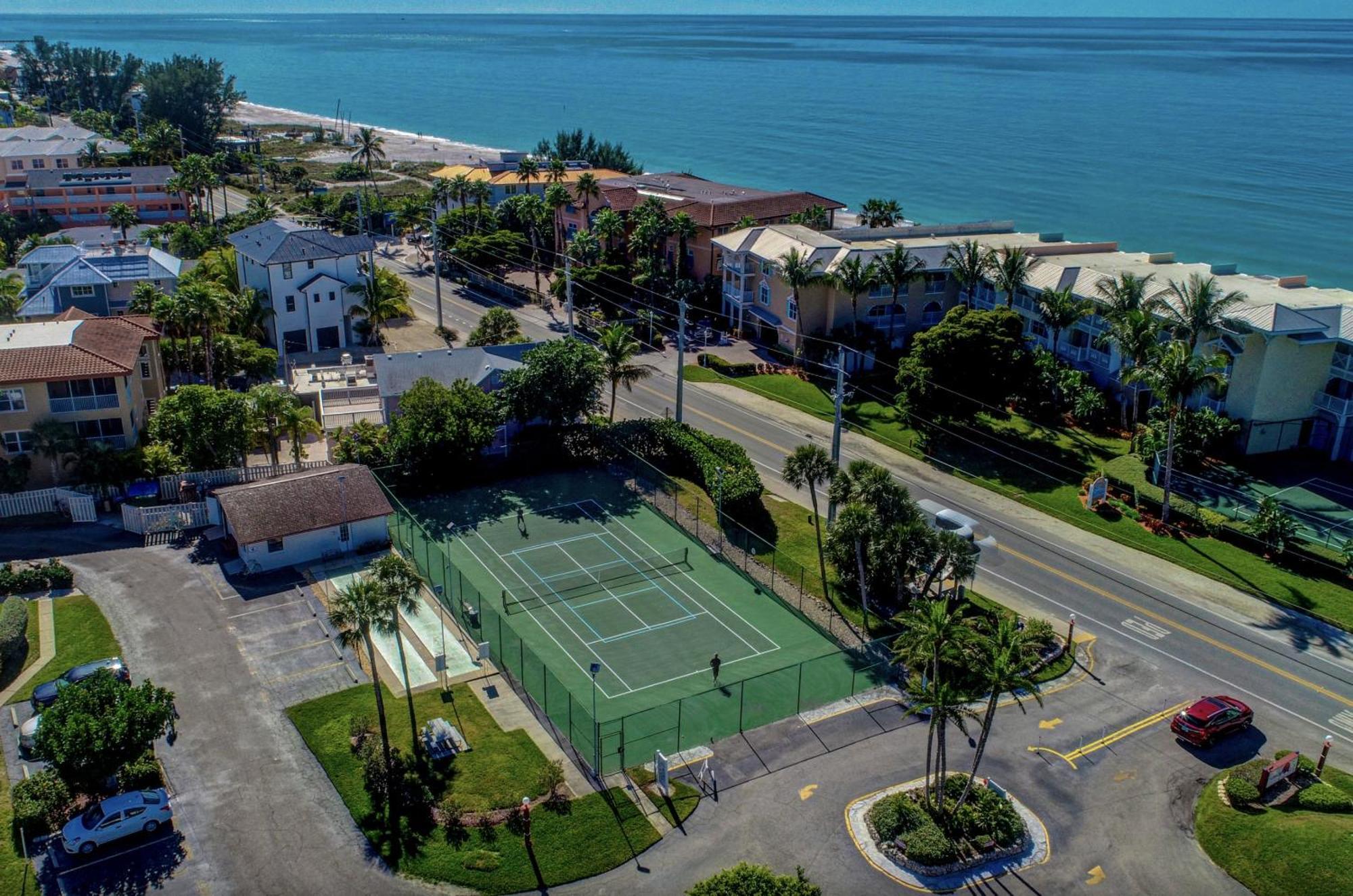 Anna Maria Island Runaway Tropical Dream-One Minute Walk To The Beach-Heated Pool Bradenton Beach Exterior photo