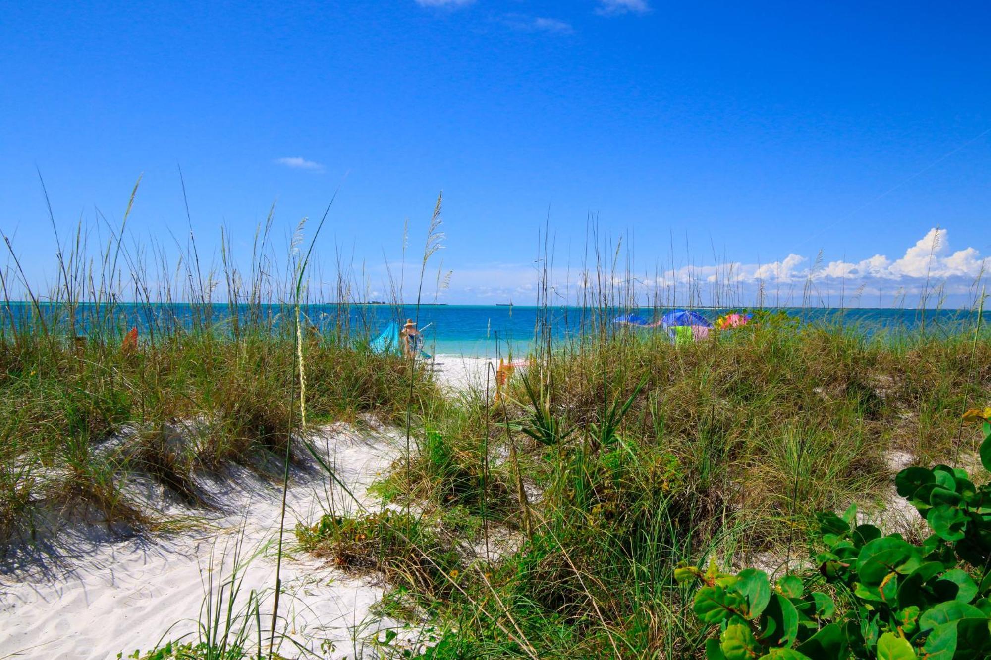 Anna Maria Island Runaway Tropical Dream-One Minute Walk To The Beach-Heated Pool Bradenton Beach Exterior photo