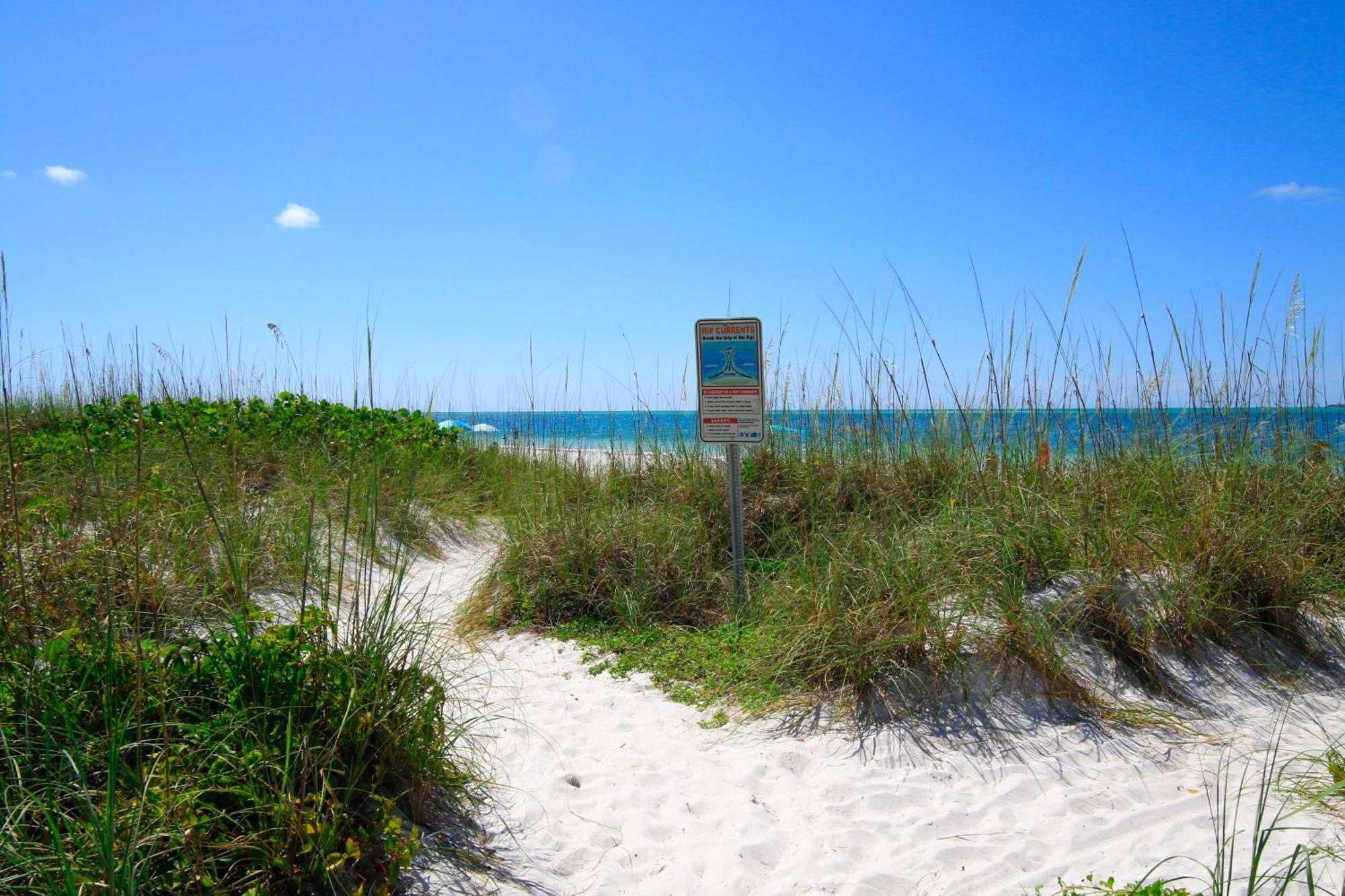 Anna Maria Island Runaway Tropical Dream-One Minute Walk To The Beach-Heated Pool Bradenton Beach Exterior photo
