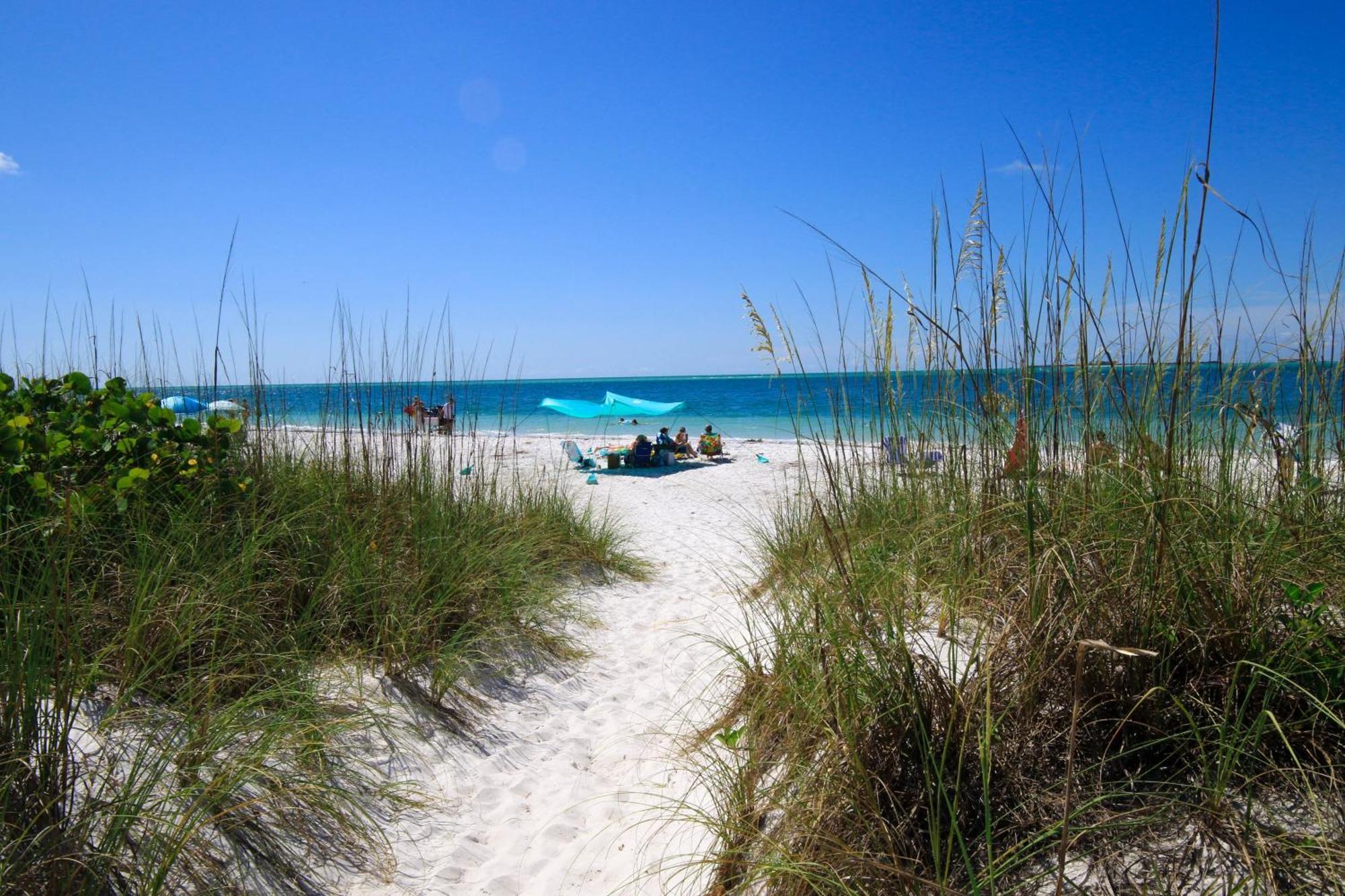 Anna Maria Island Runaway Tropical Dream-One Minute Walk To The Beach-Heated Pool Bradenton Beach Exterior photo
