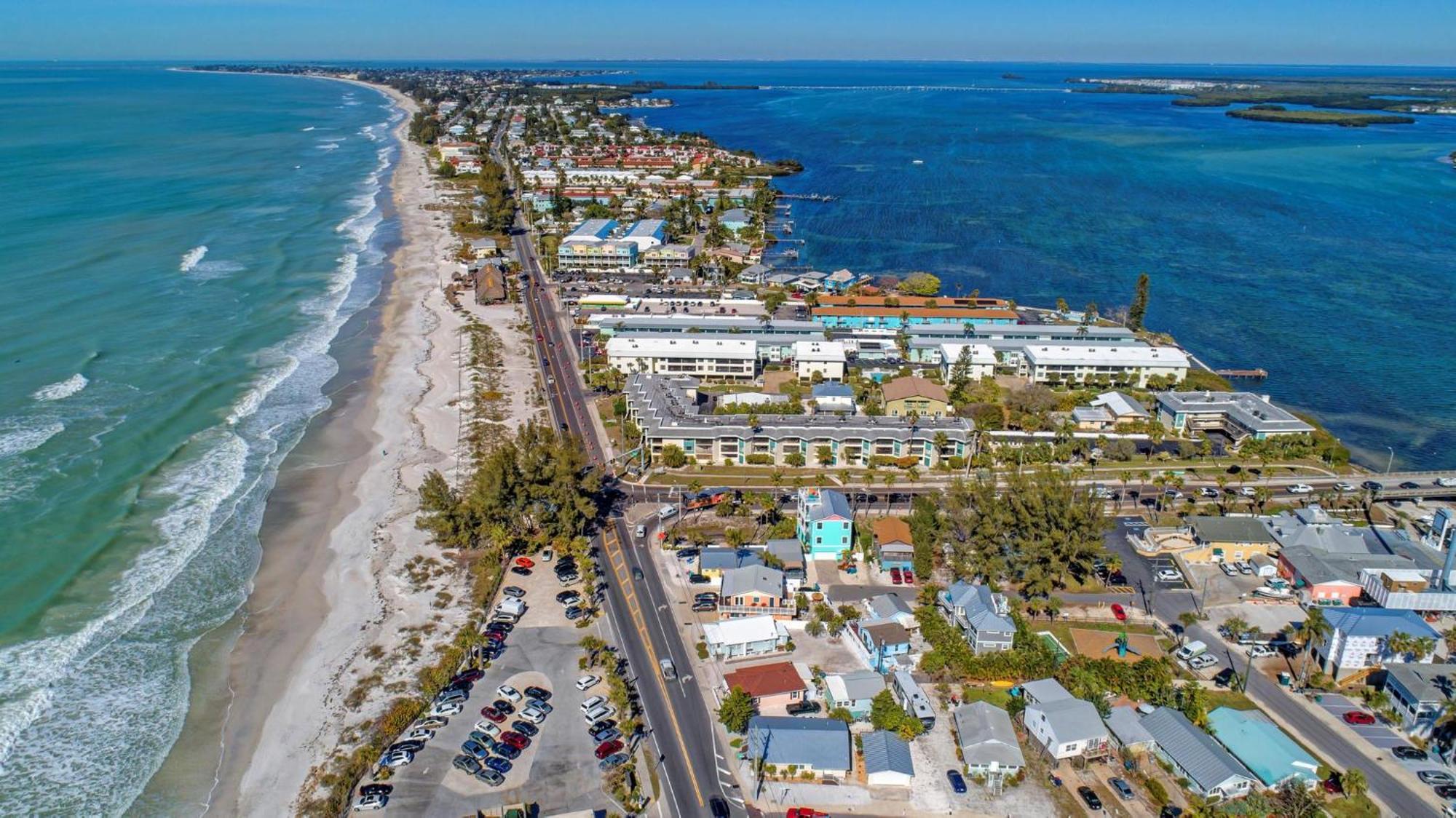 Anna Maria Island Runaway Tropical Dream-One Minute Walk To The Beach-Heated Pool Bradenton Beach Exterior photo