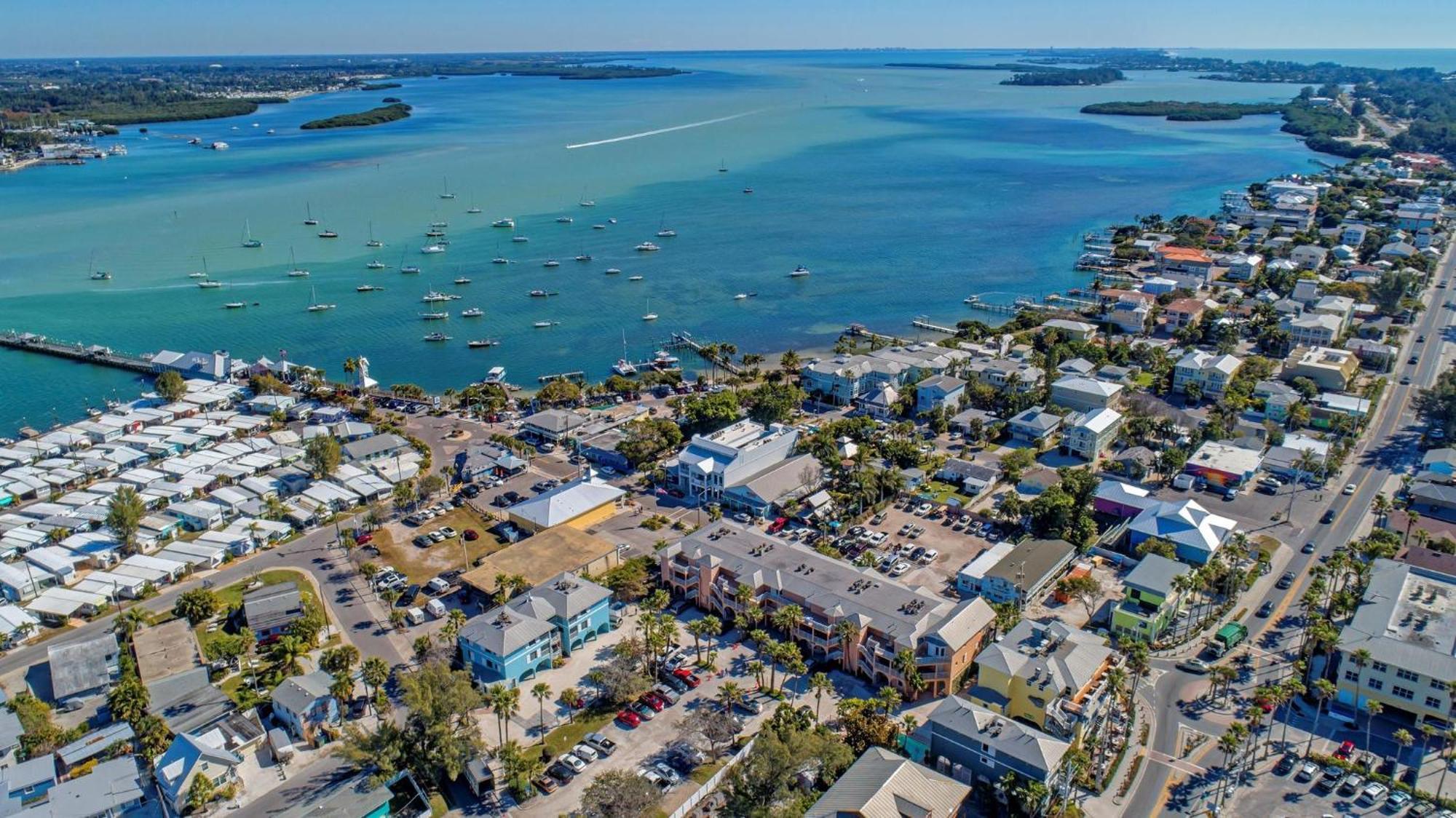 Anna Maria Island Runaway Tropical Dream-One Minute Walk To The Beach-Heated Pool Bradenton Beach Exterior photo
