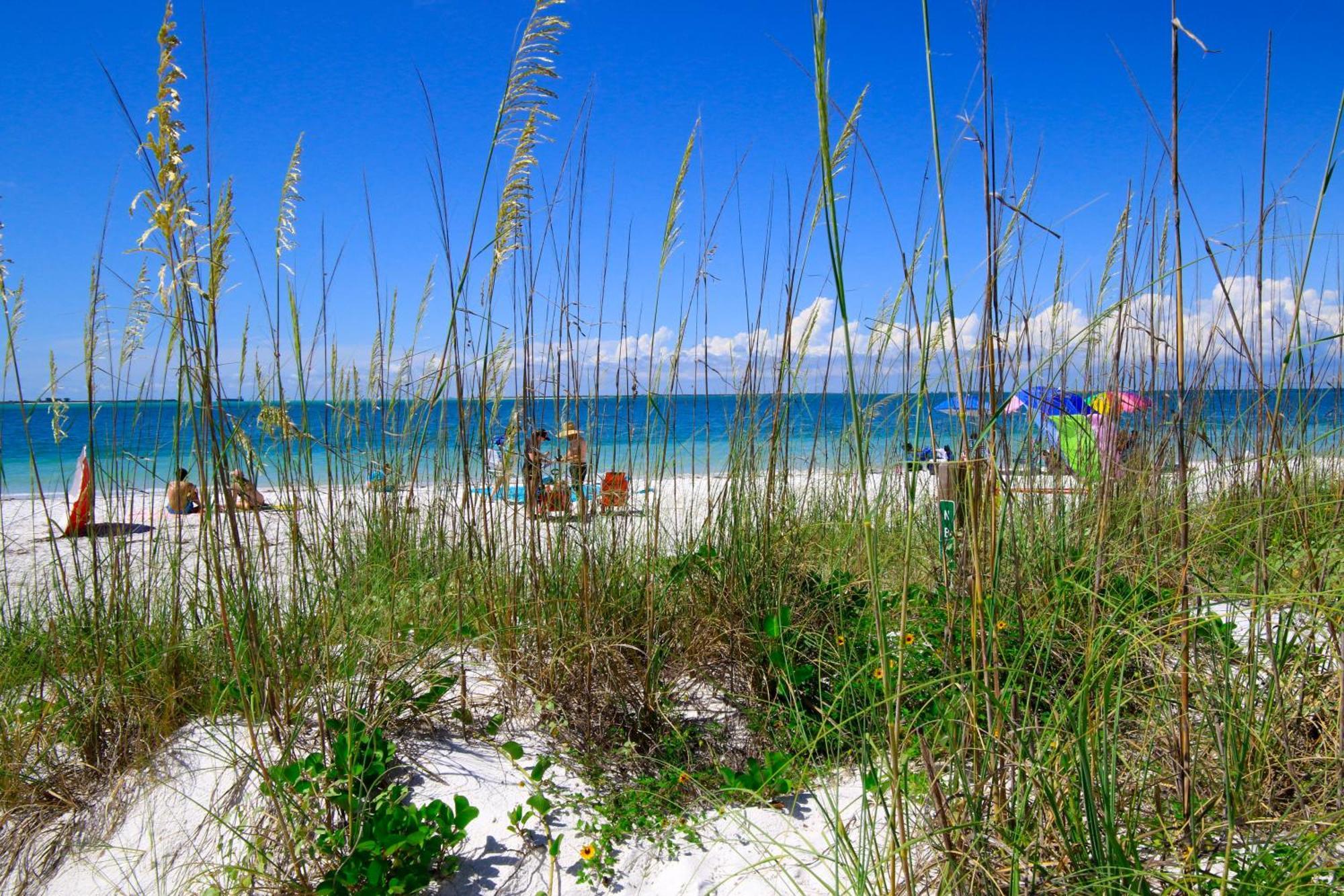 Anna Maria Island Runaway Tropical Dream-One Minute Walk To The Beach-Heated Pool Bradenton Beach Exterior photo
