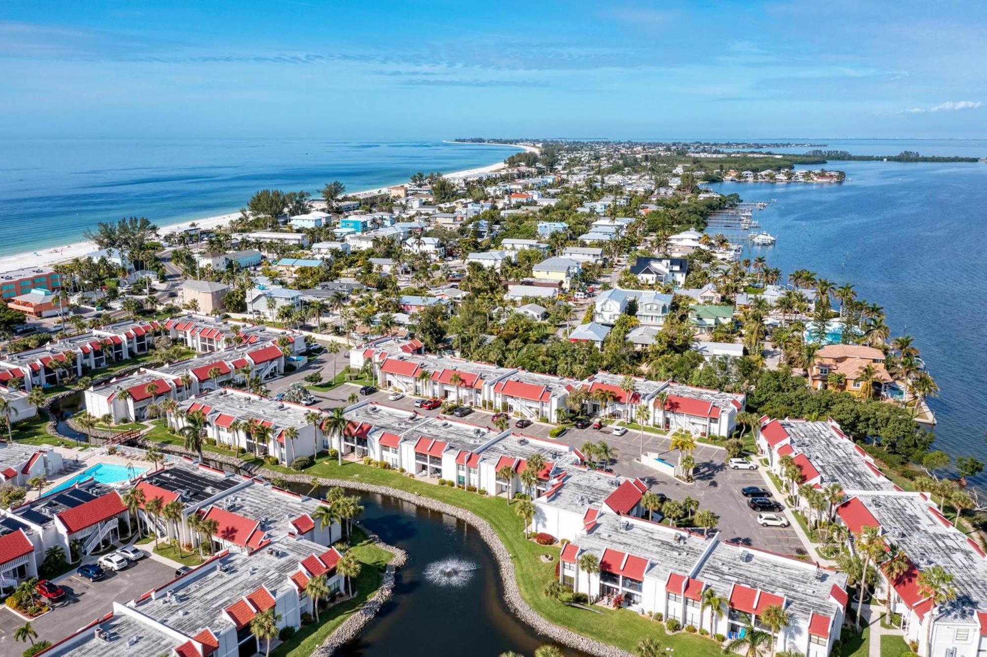 Anna Maria Island Runaway Tropical Dream-One Minute Walk To The Beach-Heated Pool Bradenton Beach Exterior photo