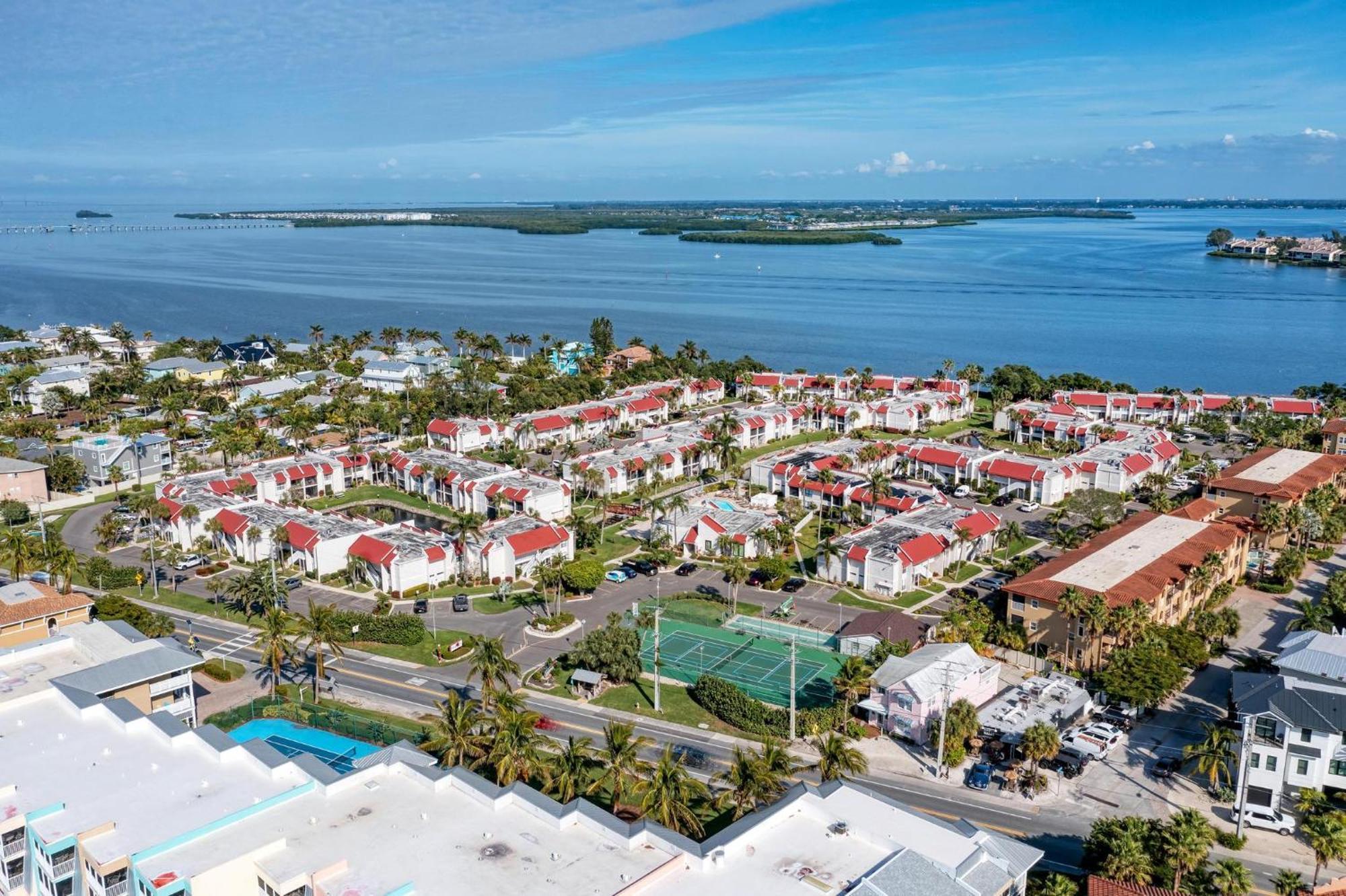 Anna Maria Island Runaway Tropical Dream-One Minute Walk To The Beach-Heated Pool Bradenton Beach Exterior photo